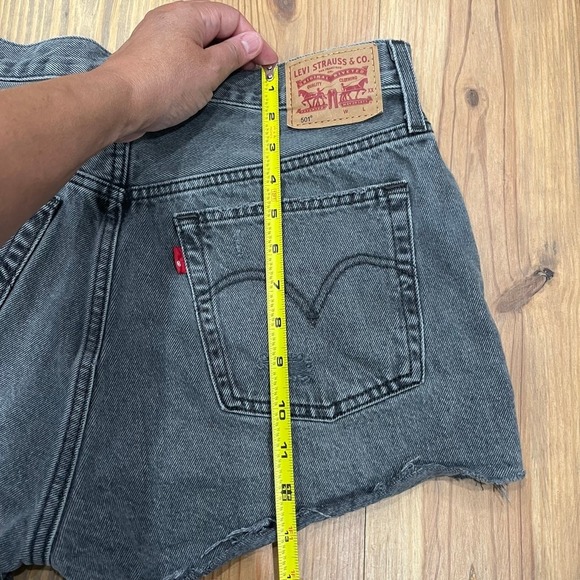 Women's Levi's 501 Denim Shorts Gray Size‎ W32, 0001 B1 - Picture 6 of 10